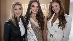  A Miss World Hungary győztese, Tótpeti Lili (k), valamint a verseny két magyarországi licensztulajdonosa, Rogán Gál Cecília (b) és Sarka Kata (j) a Lóvasút Rendezvényközpontban rendezett döntő után 2021. október 29-én. Idén a koronavírus-helyzet kedvezőtlen alakulása miatt rendhagyó módon, zártkörű estélyen választották meg Magyarország legszebb lányát, aki a jubileumi, 70. Miss World világversenyen képviselheti Magyarországot december 16-án Puerto Ricóban. MTI/Szigetváry Zsolt