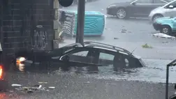 Autókat visz el az özönvíz az utcán, egy ember megfulladt 