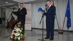 A főkonzul, megbízatásának lejártával, búcsúfogadásra invitálta Kárpátalja közéleti, egyházi személyiségeit, civil szervezeteinek képviselőit, a média munkatársait a Makkosjánosiban található Helikon Hotelbe.