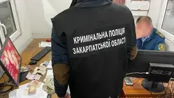 Az asztélyi határátkelőn szolgálatot teljesítő vámost mintegy 10 ezer hrivnya kenőpénz átvételekor vették őrizetbe.