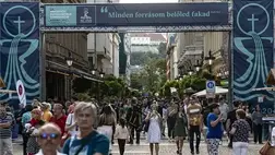 Érdeklődők a Szent István téren a Nemzetközi Eucharisztikus Kongresszus megnyitója előtti napon, 2021. szeptember 4-én. MTI/MTI Fotószerkesztőség/Szigetváry Zsolt