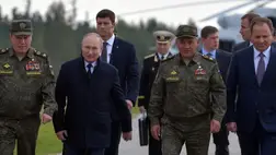 Távcsövön figyelte a harci robotokat Putyin