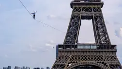 Hajmeresztő mutatvány, kötélen sétált át a Szajna fölött egy artista (Video)