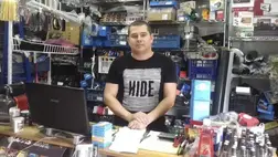 Szeljancsin László szenvedélyesen rajong a gépkocsikért. A beregszászi autótulajdonosok jól ismerték eddigi üzletét, amely a Méhes-palota mellett volt. Nemrég gondolt egy merészet, és üzletét átköltöztette.