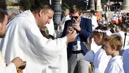 Több mint ezer gyermek volt elsőáldozó a Nemzetközi Eucharisztikus Kongresszus nyitó szentmiséjén