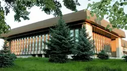 Ünnepélyesen átadták Ungváron vasárnap este a Kárpátaljai Megyei Zenei-Drámai Színház színpadát, amelyet a magyar kormányprogram keretében újítottak meg. Fotó: Internet