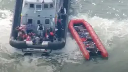 Migránsok tízezrei gumicsónakokkal kelnek át a La Manche csatornán