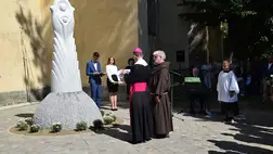 Nagyszőlősön a helyi plébániatemplom kertjében felavatták Nagyboldogasszony szobrát, Matl Péter Magyar Örökség díjas munkácsi szobrászművész alkotását.