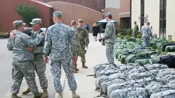 Többek között a Nemzeti Gárda tagjaival pótolná a be nem oltott kórházi dolgozókat a New York-i kormányzó