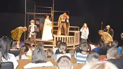 Ki ne ismerné a csillagszemű juhász történetét! Ő volt az a bátor legény, aki nem hódolt be az egész birodalomban elvárt szokásnak, s nem mondta a királynak, hogy adj’ Isten egészségére?! S mennyire aktuális ma is ez a „mese”! Nem is nyithatta volna az új évadot jobb választással a Kárpátaljai Megyei Magyar Drámai Színház!