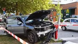 Egy autó hajtott egy salzburgi gyorsétterem kertjébe, többen megsérültek