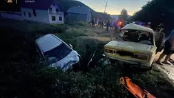 Kárpátalján egy VAZ és egy Kia Sportage személygépkocsi ütközött össze, mely során ketten meghaltak, hárman pedig kórházba kerültek.