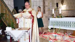 A szentmise nemzeti imánk eléneklésével ért véget, majd az új kenyér megszentelésére és megszegésére került sor. 