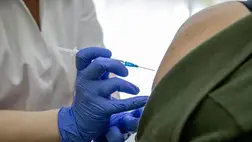 Koronavírus - Nagy-Britanniában engedélyeztek a világon először két variáns ellen hatásos vakcinát