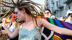 Hatalmas rave bulival ünneplik az ukrán menekültek a függetlenség napját Vilniusban