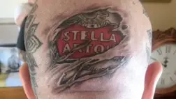 Egy férfi a legbritebb dolgot tette azzal, hogy a fejére tetováltatta kedvenc sörét