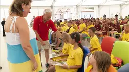 Grexa Liliána, az Országgyűlés ukrán nemzetiségi szószólója (b) és Soltész Miklós, a Miniszterelnökség egyházi és nemzetiségi kapcsolatokért felelős államtitkára, a Nemzeti Humanitárius Koordinációs Tanács elnöke (b2) ajándék csokit és könyvet oszt Ukrajnából érkezett menekült gyerekeknek a Fonyódligeti Erzsébet-táborban 2022. augusztus 18-án. Az államtitkár elmondta: az elmúlt hónapokban több mint 1200 Ukrajnából érkezett gyereket táboroztattak eddig karitatív szervezetekkel közösen Magyarországon.