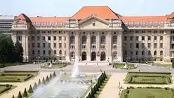 A Debreceni Egyetem (DE) valamennyi üres - jelenleg 250 - kollégiumi férőhelyét felajánlotta a Kárpátaljáról érkező hallgatók, oktatók és más menekültek elszállásolására - tájékoztatta az intézmény hallgatói önkormányzata pénteken az MTI-t.