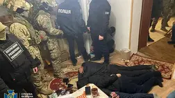 Az SZBU közleménye szerint a nyomozás során megállapítást nyert, hogy az embercsempész hálózatot négy kárpátaljai lakos szervezte, s a migránsokat a zöld határon keresztül szállították az Európai Unióba.