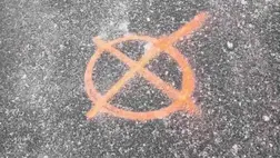 Ha fluoreszkáló vagy fényvisszaverő festékkel felfestett jeleket látnak, akkor sürgősen jelezzék ezt az SZBU-nak.