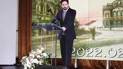 Magyar Levente, a Külgazdasági és Külügyminisztérium parlamenti államtitkára pénteken bejelentette, hogy Magyarország és Ukrajna közösen felújítja az egykori beregszászi nagyzsinagógát, a város főterének egyik meghatározó épületét.