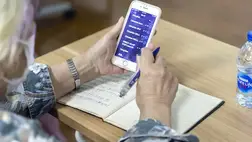 Zelenszkij: Ingyenes okostelefonokat kapnak az államtól a beoltott nyugdíjasok