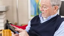 Áprilistól regisztrálhatnak a nyugdíjasok az okostelefonok igénylésére 