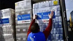 Az Ökumenikus Segélyszervezet munkatársa segít a segélyszervezet kétkamionnyi, több mint 28 tonna tartósélelmiszer-adománya útnak indításakor Kárpátaljára a főváros XXIII. kerületében, a Waberer's Központban 2022. február 26-án. Az áruk egy része adomány a Tesco áruházlánc részéről, a másik felét a segélyszervezet gyűjtötte, a Waberer's International pedig vállalta, hogy ingyen eljuttatja a szállítmányt a rászorulókhoz. MTI/Mónus Márton