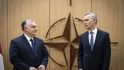  Miniszterelnöki Sajtóiroda által közreadott képen Orbán Viktor miniszterelnök(b) és Jens Stoltenberg NATO-főtitkár (j) és Stoltenberg NATO-főtitkár (b) Brüsszelben a szövetség rendkívüli csúcstalálkozóján 2022. február 25-én. A tagállamok videókonferencián egyeztettek az Ukrajnát ért orosz támadásról, Orbán Viktor a NATO-tagországok állam- és kormányfői közül egyetlenként személyesen vett részt a megbeszélésen. A magyar kormányfő megbeszélést folytatott Jens Stoltenberggel. MTI/Miniszterelnöki Sajtóiroda/F