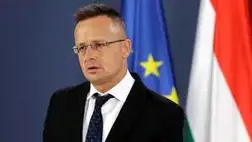 Magyarország hozzájárult, hogy az Európai Unió fegyvereket szállíthasson Ukrajnába, de a kormány ebben kétoldalú alapon nem vesz részt, és nem engedélyezi halált okozó fegyverek átszállítását hazánk területén - jelentette be a tárca közleménye szerint Szijjártó Péter külgazdasági és külügyminiszter hétfőn Pristinában.