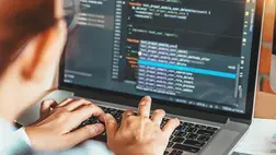 Tovább nőhet az informatikai szakemberek fizetése egy elemzés szerint