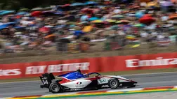 Silverstone-ban versenyez a Formula-3-as mezőnyben Tóth László
