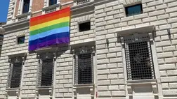 Szivárványos zászlót tűztek az Egyesült Államok vatikáni nagykövetségére