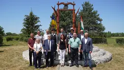 Csendes koszorúzás a Tiszacsomai Honfoglalási emlékparkban