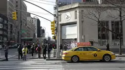 Taxis hajtott a járdára New Yorkban: hétköznapi hősök próbálták leemelni az áldozatokról az autót