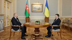 Volodimir Zelenszkij ukrán elnök és Ilham Aliyev azeri államfő pénteken Kijevben közös nyilatkozatot írt alá, amelyben megerősítette, hogy támogatja egymás államának szuverenitását, területi integritását, valamint közösen lép fel az orosz hibridháborús fenyegetésekkel szemben.