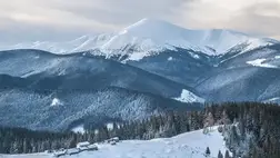 A Kárpátokban található Hoverla megmászása közben egy turista meghalt, ketten pedig megsérültek.