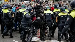 Rohamrendőrök oszlattak fel Amszterdamban egy korlátozások elleni tüntetést