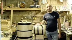 Eddig főleg háromféle fát – a tölgyet, a kőrist, az akácot – favorizáltam. Az elsőből készülnek a különböző tárolóedények, a másodikból és a tölgyből például ragasztásos technikával a vágódeszkák, a harmadikból pedig a hordócsapok. Ám az utóbbi időben már képbe került a dió is. 