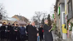 Koszorúzás a Kölcsey-emléktáblánál Beregszászon