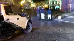 Holttestekkel teli autó parkolt a karácsonyi díszben pompázó kormányzati épület előtt