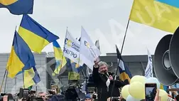 A hazaárulással gyanúsított Porosenko Kijevben: Zelenszkij meg a nemi szervével zongorázott
