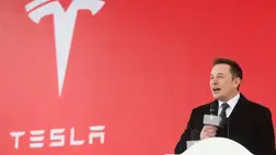 Áll a bál, a Tesla befektetői milliárdokat követelnek Elon Musktól