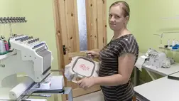 Modernitás, egyediség, a hagyományok megújítása – ez a hármas egység jellemzi leginkább a Beregújfaluban élő Ács Éva munkásságát, aki az egyéni jegyeket magán viselő varrott és hímzett termékeivel hamar népszerűvé vált a minőségi áruk iránt fogékony vásárlók körében.