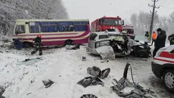 Egy menetrendszerű busz és egy személyautó szenvedett balesetet a Lemberg megyében. A baleset következtében heten megsérültek, köztük egy 9 éves fiú.