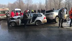 Kárpátalján egy Land Rover és egy BMW személygépkocsi ütközött össze, melynek következtében heten megsérültek.