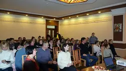 A Túlélem c. alkotás tipikus helyzetet tár elénk, amikor az iszákos anya már rég lemondott arról, hogy részt vegyen a család életében.