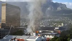 Besurranó tolvaj gyújthatta fel a fokvárosi parlament épületét