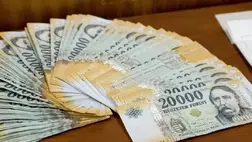 Pénzfejőgépnek használta internetes udvarlóját