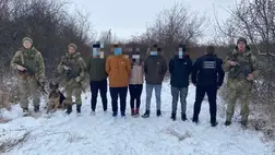 Öt illegális migránst vettek őrizetbe az ukrán határőrök Asztélynál, az ukrán-magyar határ közelében.